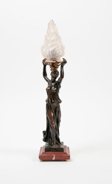 D'après G. DE KERVEGUEN (?-1897) 

Lampe de table, le fût en forme de femme drapée...