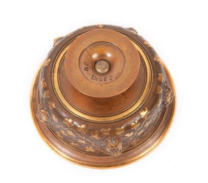 F. BARBEDIENNE 
Petite coupe circulaire en bronze doré et patiné brun à décor de...