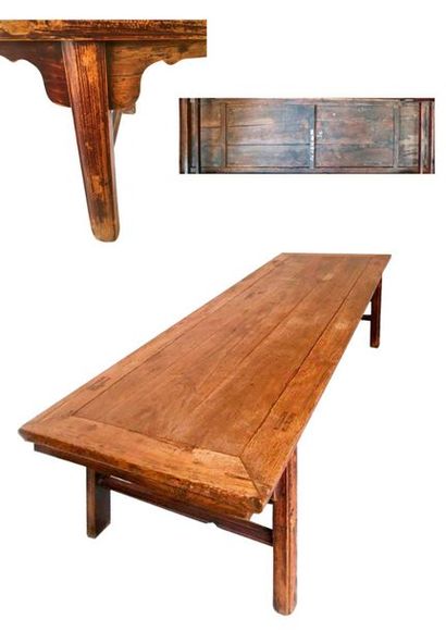 CHINE, XXème siècle 
Longue table basse rectangulaire en bois décapé, avec traces...