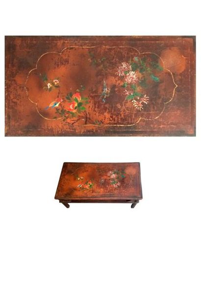 CHINE, XXème siècle 

Table basse rectangulaire en bois laqué brun à décor polychrome...