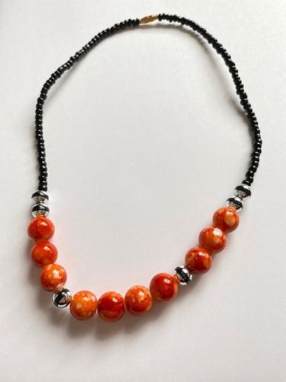 CYRIELLE CLAIR Collier perlé noir et orange. Un collier pour petite et grande occasion,...