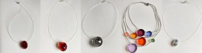 Caroline Vigneaux 4 colliers avec ficelle transparente + 1 collier avec ronds transparents...