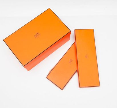 HERMES Paris 

Set of three boxes comprising a shoe box and two flat oblong boxes.

Dim....