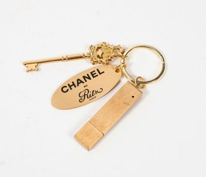 CHANEL & RITZ PARIS 

Gold metal USB key ring composed of a ring holding a USB key,...