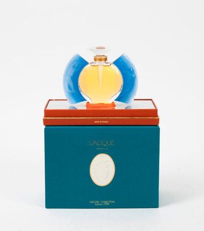 LALIQUE France, Edition 2000 

Molded crystal perfume bottle, blue crystal handles...