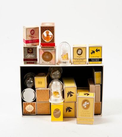 Nina RICCI 

Lot de 29 flacons de parfum miniatures dont L'air du temps, Capricci,...