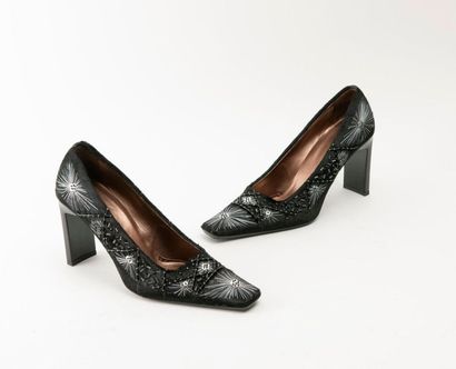 Sergio ROSSI 

Pair of black colt pumps embroidered with silver or black threads,...