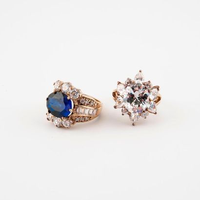 COLLECTION ROYALE 

Set of two fancy gold-plated metal rings.

One flower-shaped,...