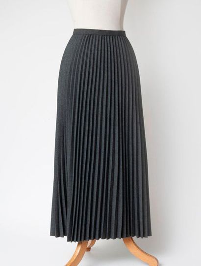 Emmanuel UNGARO 

Grey long skirt with sun pleat.

89% Virgin wool, 8% polyamide,...