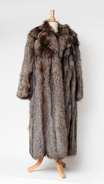 Christian DIOR, Boutique Fourrure 

Long fur coat in silver fox.

Wear and tear (especially...