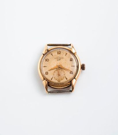 LIP 

Men's bracelet watch in yellow gold (750). 

Round case. 

Gold dial, signed,...