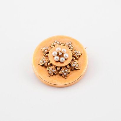 null Round brooch in yellow gold (750) centered with a small rose cut diamond inscribed...
