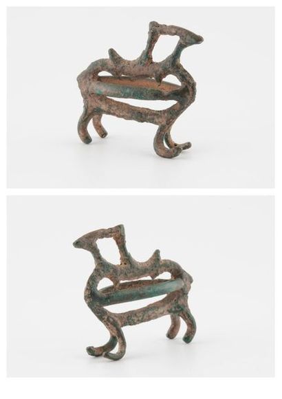 null Bronze sliding ring with a green patina showing an ibex and its cub on its back.
Beginning...