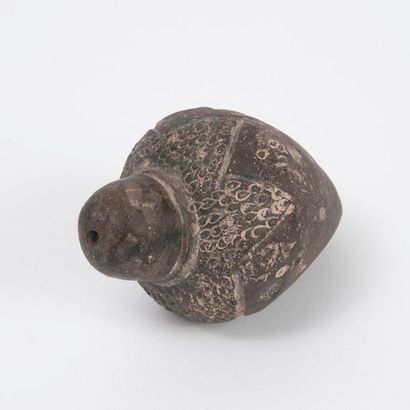EGYPTE, Période mamelouk. 
"Pomegranate" with embossed decoration of hatched triangles.
Grey...