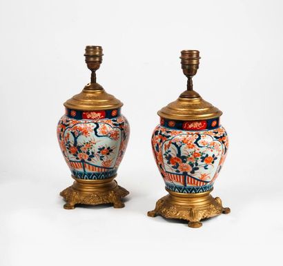 JAPON, début du XXème siècle 

Pair of white porcelain vases with Imari decoration...