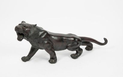 JAPON, XXème siècle 

Roaring tiger. 

Metal print with brown patina, acid-etched...