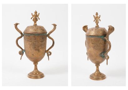 INDE (?) 

Decorative covered vase on a brass pedestal with two handles made of cobra,...