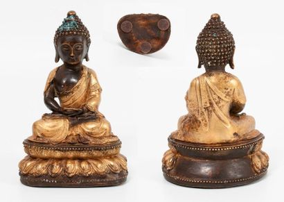 TIBET, XIXème siècle. 

Statuette de bouddha Amitabha en bronze à double patine dorée...
