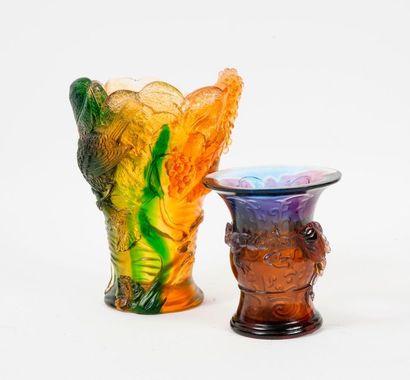 null Deux vases en verre pressé-moulé du XXème siècle : 

- un petit d'inspiration...