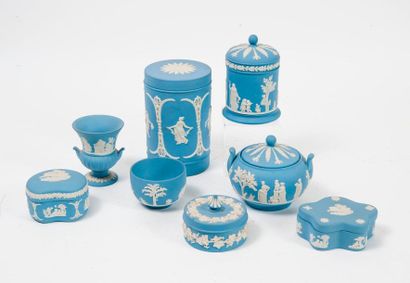 WEDGWOOD, XIXème-XXème siècle 

Ensemble de pièces en biscuit de porcelaine à fond...