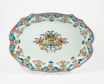 ROUEN, XVIIIème siècle 

Grand plat ovale en faïence à bords contourné à décor polychrome...