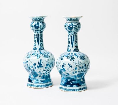 DELFT, XXème siècle 

Paire de vases en faïence à panse à côtes de melon, sur base...