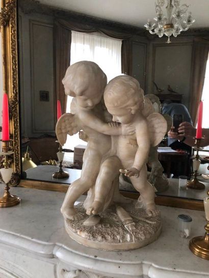 École XIXème-XXème siècle Deux Amours se disputant un coeur.
Sculpture en albâtre...