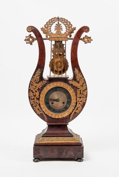 null Lyre-shaped clock in mahogany veneer and gilded bronze decorated with flowered...