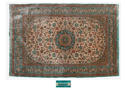 HEREKE 

Tapis en laine et soie. 

197 x 295 cm environ. 