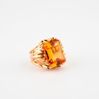 null Yellow gold ring (750), the raised bezel openworked centered with a synthetic...