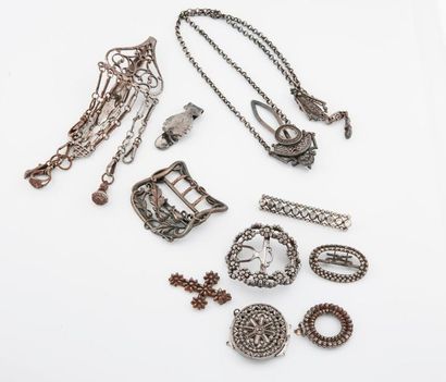 null Petit lot d'acier facetté, XIXème siècle :

- deux pendentifs (couronne et croix),

-...