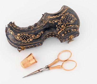 null Sewing kit (set) comprising a pair of steel scissors, mounted in yellow gold...