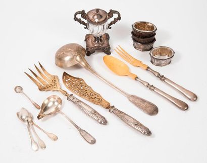 null Silver lot (950) including : 

* BETS, 1819-1838.

- a ladle, model nets, encrypted.

Goldsmith's...