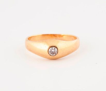 null Yellow gold (750) ring set with a brilliant-cut diamond in a closed setting....