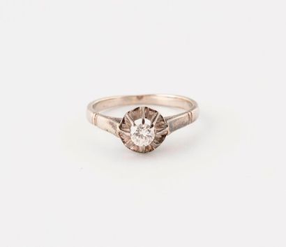 null Solitaire ring in white gold (750) set with a brilliant-cut diamond in claw...