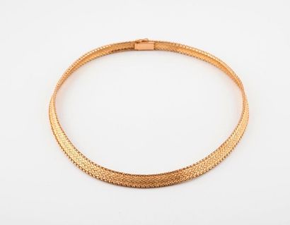 null Necklace in yellow gold (750) with amatie scales. 

Ratchet clasp with eight...