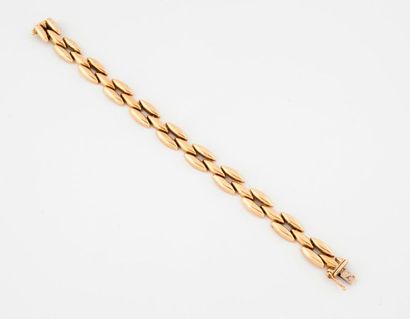 null Yellow gold bracelet (750) with articulated links grain of rice. 

Ratchet clasp...