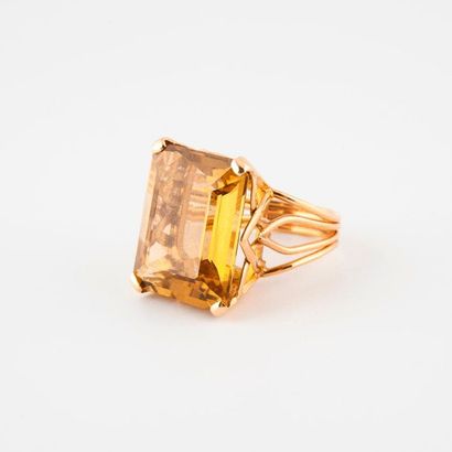 null Yellow gold ring (750) set with a rectangular citrine cut in degrees, in claw...