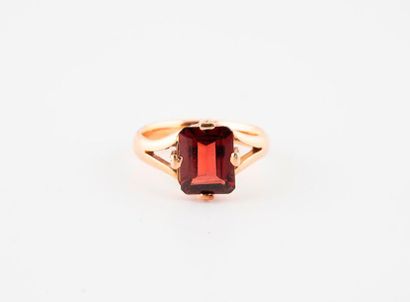 null Yellow gold ring (750) centered on a rectangular garnet cut in degrees in claw...