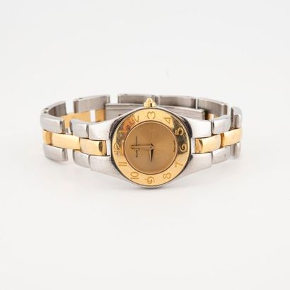 BAUME & MERCIER Montre bracelet de dame en acier et or jaune (750). 
Boîtier rond....