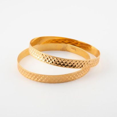 null Deux bracelets joncs en or jaune (750) à motifs de pointes de diamants. 
Poids...