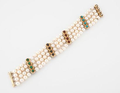 null Bracelet à quatre rangs de perles blanches de culture reliés par quatre barrettes...