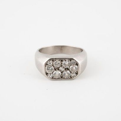 null Bague chevalière en platine (850) ornée de diamants tailles brillants ancienne,...