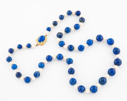 null Sautoir formé d'une alternance de perles de lapis lazuli baigné et de perles...