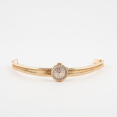 LONGINES Montre bracelet de dame en or jaune (750). 
Boîtier rond, lunette crantée....