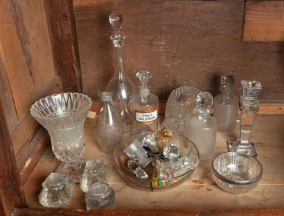 Seconde moitié du XIXème et XXème siècles Lot de verreries :
- Vase à col cylindrique...