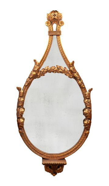 ANGLETERRE, début du XXème siècle Miroir de forme de goutte en bois sculpté et doré...