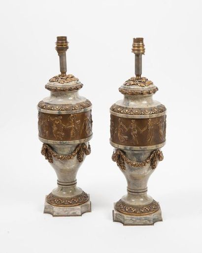 XXème siècle. Paire de pieds de lampes en forme de vases en balustre inversé en marbre...