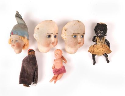 Jouets de poupées : - Buste de poupée en porcelaine, bouche fermée et yeux peints.
H....