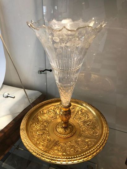 Style Renaissance, fin du XIXème siècle Vase cornet en verre gravé de fleurettes...